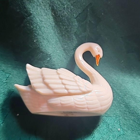 Lenox Other - Vintage Lenox Swan with 24 karat gold embellishment on beak